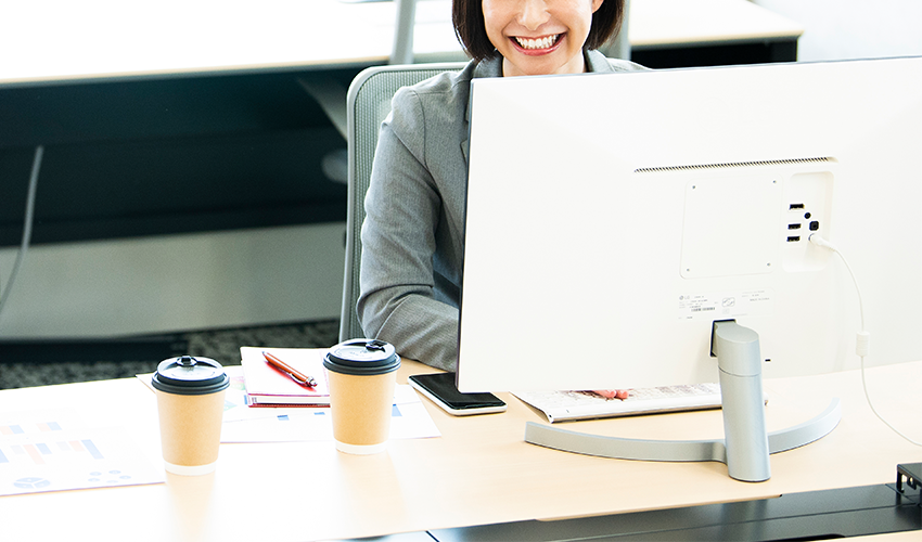 PC前にいる女性