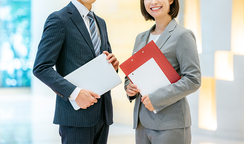 営業の男性と女性