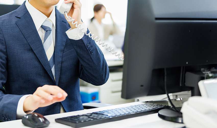 PCに向かう男性