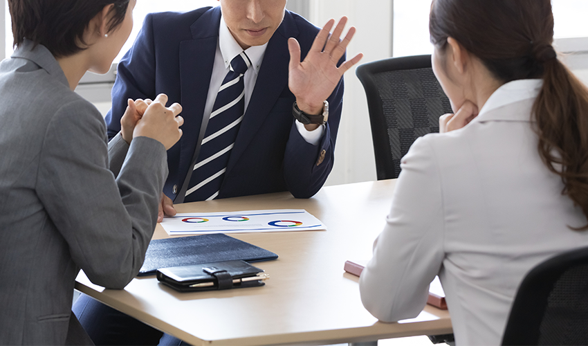 ミーティングする３人