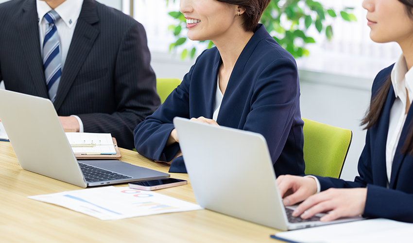 PC操作する３人