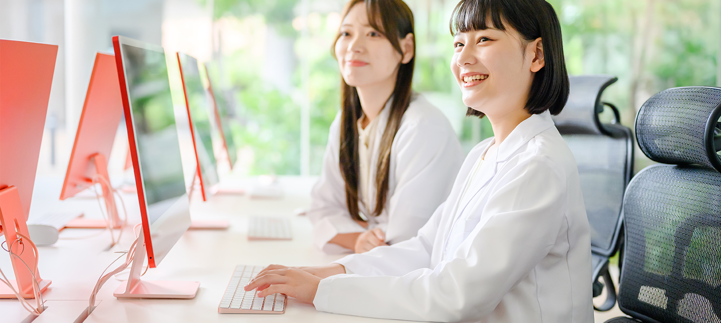 笑顔でPC操作する女性２人