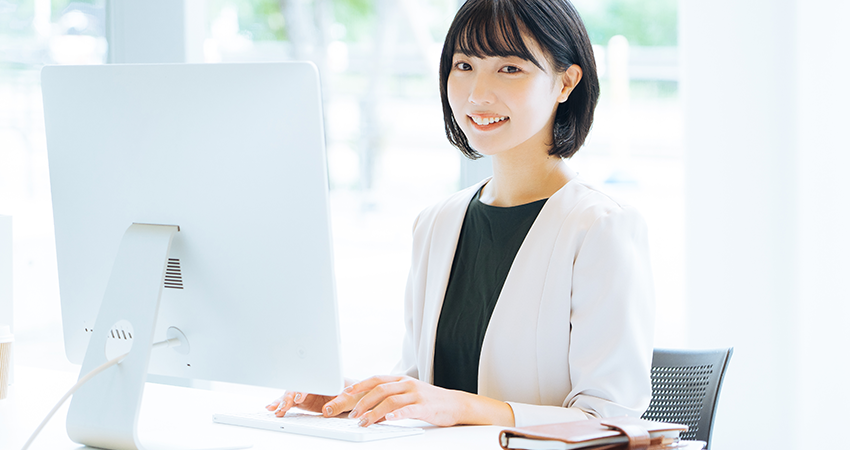 PCに向かう女性