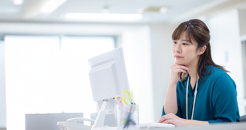 PC検索に手間どる女性