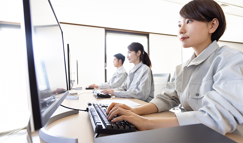 PC操作する女性