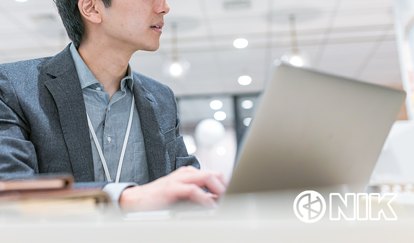 ノートPCと男性スタッフ（NIK）