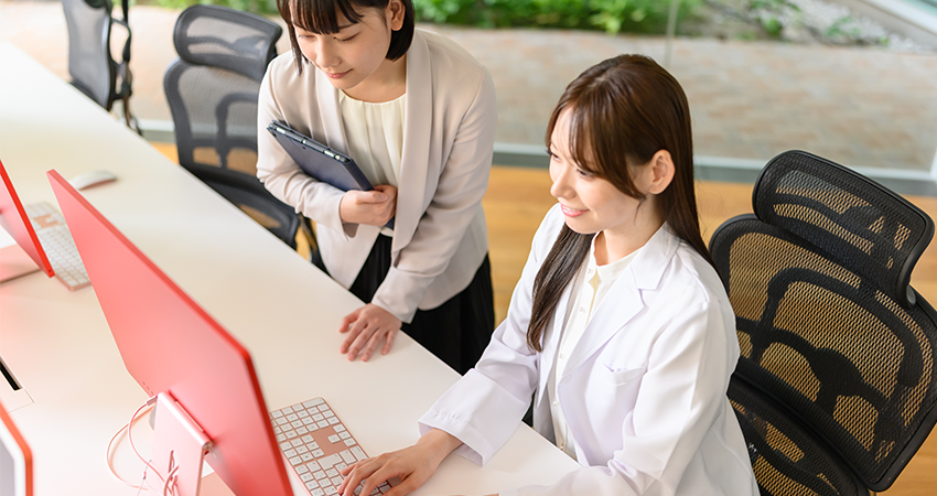 PCに向かう女性２名