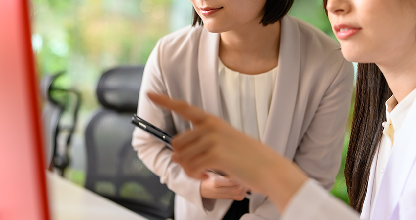 PCに向かう女性２名